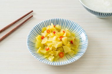 Baharatlı salata turşusu lahana ya da susam yağlı kereviz Asya yemeği tarzı.