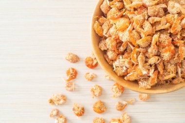 Kurutulmuş karides ya da kase içinde kurutulmuş tuzlanmış karides.