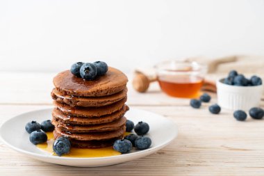 Yaban mersinli ve ballı krep yığını.