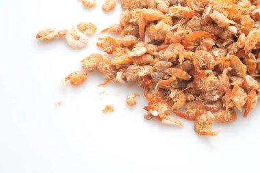 Beyaz arka planda izole edilmiş kurutulmuş karides veya kurutulmuş tuzlu karides.