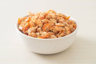 Kurutulmuş karides ya da kase içinde kurutulmuş tuzlanmış karides.