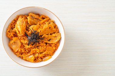Kore usulü domuz dilimlenmiş kimchi pilavı.