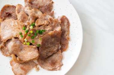 Asya usulü ızgara domuz boynu dilimlenmiş.