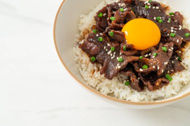 Soya aromalı pilav veya Japon Pork Donburi kasesi - Asya yemeği tarzı