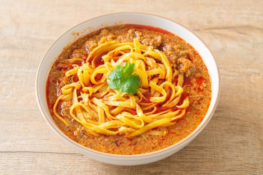 Baharatlı Çin Yunnan Eriştesi Çorbası veya Kwa Meng - Asya yemeği tarzı