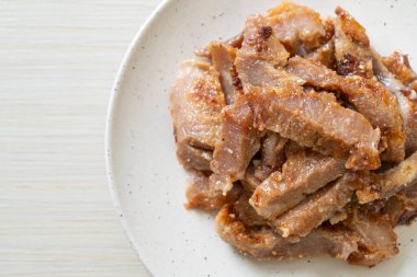 Izgara domuz boynu ya da Tayland baharatlı soslu kömür kaynayan domuz boynu.