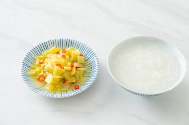 Baharatlı salata turşusu lahana ya da susam yağlı kereviz Asya yemeği tarzı.