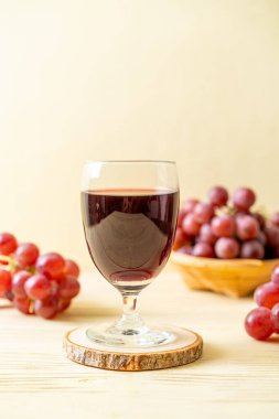 Ahşap zemin üzerinde taze üzüm suyu