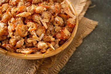 Kurutulmuş karides ya da kase içinde kurutulmuş tuzlanmış karides.