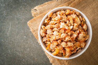 Kurutulmuş karides ya da kase içinde kurutulmuş tuzlanmış karides.