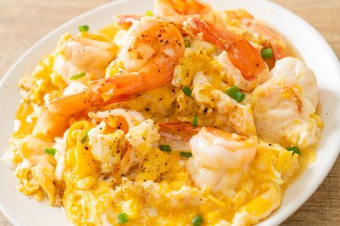 Karidesli ev yapımı kremalı omlet veya çırpılmış yumurta ve karides.