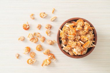 Kurutulmuş karides ya da kase içinde kurutulmuş tuzlanmış karides.