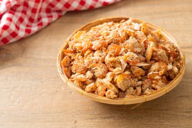 Kurutulmuş karides ya da kase içinde kurutulmuş tuzlanmış karides.