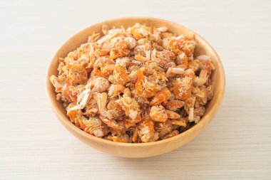 Kurutulmuş karides ya da kase içinde kurutulmuş tuzlanmış karides.