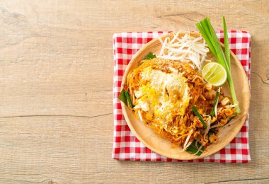 Pad Thai - Tayland usulü kızarmış erişte ve yumurta - Asya usulü