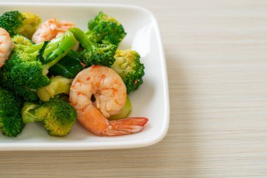 Karidesli kızarmış brokoli. Ev yapımı.