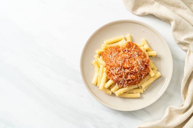 İtalyan usulü domuz soslu rigatoni makarnası.