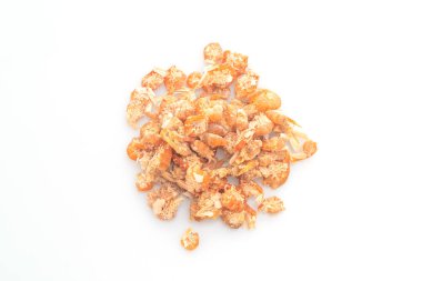 Beyaz arka planda izole edilmiş kurutulmuş karides veya kurutulmuş tuzlu karides.