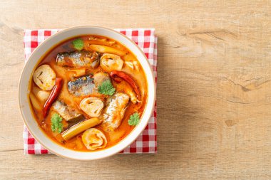 Tom Yum baharatlı çorbada uskumru konservesi - Asya usulü