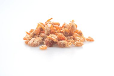 Beyaz arka planda izole edilmiş kurutulmuş karides veya kurutulmuş tuzlu karides.