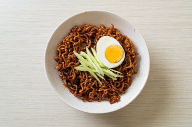 Kore fasulye soslu Anında Erişte salatalık ve haşlanmış yumurta (Jajangmyeon veya Jjajangmyeon) - Kore yemek tarzı