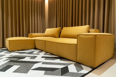 Oturma odasında boş altın hardal kanepesi