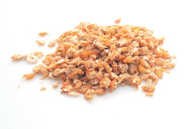 Beyaz arka planda izole edilmiş kurutulmuş karides veya kurutulmuş tuzlu karides.