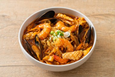 Jjamppong - Kore Deniz Ürünleri Erişte Çorbası - Kore yemek tarzı