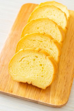 Tahtada dilimlenmiş patates ekmeği.