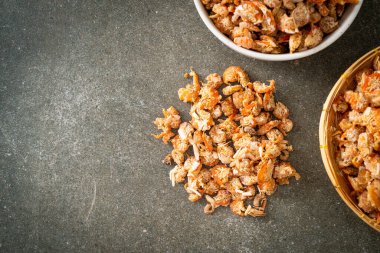 Kurutulmuş karides ya da kase içinde kurutulmuş tuzlanmış karides.