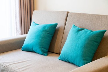 Oturma odasındaki koltukta rahat yastıklar.
