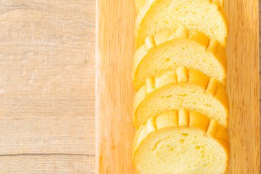 Tahtada dilimlenmiş patates ekmeği.