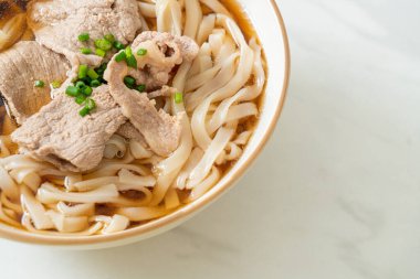 Ev yapımı udon eriştesi, soyalı domuz etli erişte veya Shoyu çorbası.