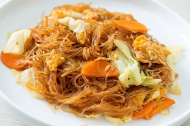 Lahana, havuç ve yumurta ile kızartılmış vermicelli. Vejetaryen usulü.