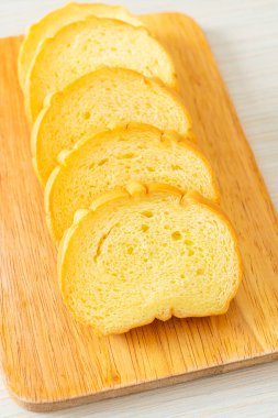 Tahtada dilimlenmiş patates ekmeği.