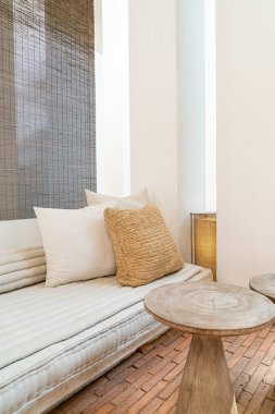 Güzel ve rahat yastıklar kanepede süslenir.