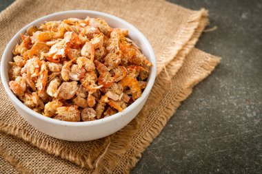 Kurutulmuş karides ya da kase içinde kurutulmuş tuzlanmış karides.