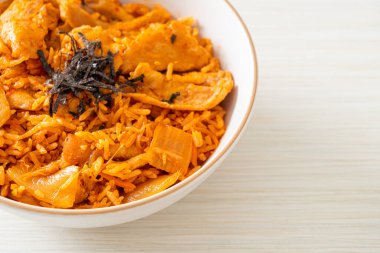 Kore usulü domuz dilimlenmiş kimchi pilavı.