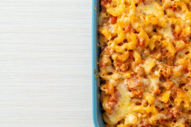 İtalyan usulü peynirli ev yapımı fırında makarna.