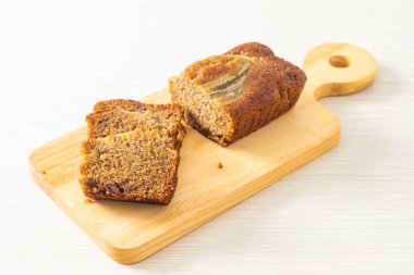 Tahtada dilimlenmiş muz keki.