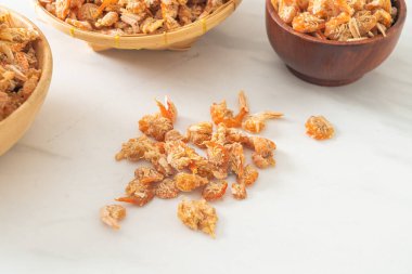 Kurutulmuş karides ya da kase içinde kurutulmuş tuzlanmış karides.