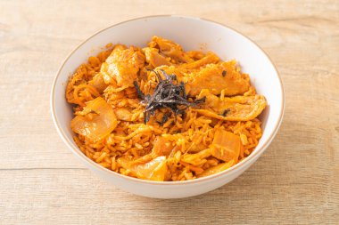 Kore usulü domuz dilimlenmiş kimchi pilavı.