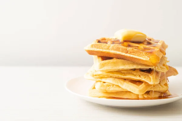 Hausgemachte Waffelstapel Mit Butter Und Honig Oder Ahornsirup — Stockfoto