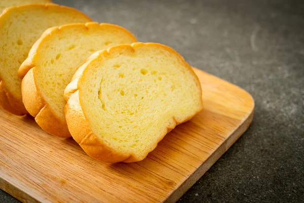 Roti Kentang Manis Diiris Papan Kayu — Stok Foto