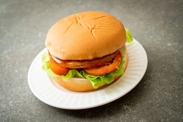 Hamburger Kurczaka Sosem Białym Talerzu — Zdjęcie stockowe