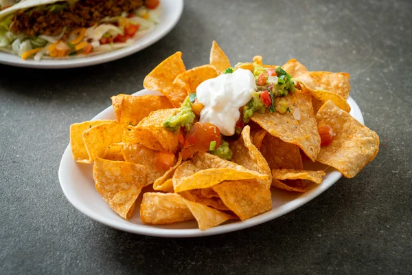 Patatine Messicane Nachos Tortilla Con Jalapeno Guacamole Salsa Pomodori Tuffo — Foto Stock