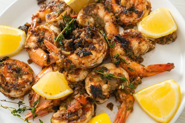 Jerk Shrimps Oder Gegrillte Garnelen Jamaikanischen Stil Auf Dem Teller — Stockfoto