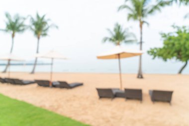 Sahilde deniz manzaralı soyut bulanık plaj sandalyesi - seyahat ve tatil konsepti