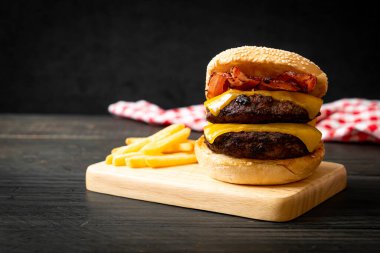 Peynir ve pastırmalı hamburger veya sığır burger - sağlıksız yemek tarzı.