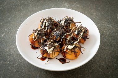 Takoyaki köftesi ya da ahtapot köftesi - Japon yemeği tarzı.